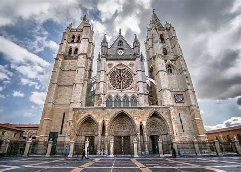  El retablo de la Catedral de León! Una oda gótica al poder divino y la minuciosidad medieval