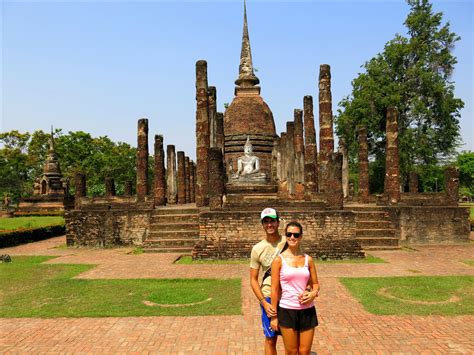 “La danseuse de la rivière” del artista Sukhothai: Una oda al movimiento y la serenidad!