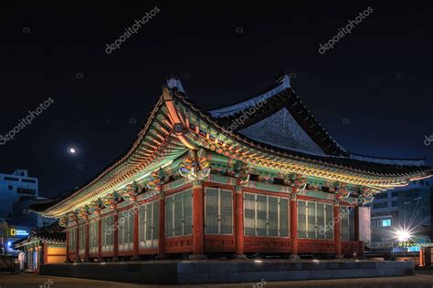  La Pagoda de Wonju: Un Sueño Celestial en Blanco y Negro