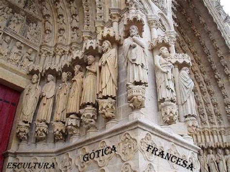 La Porta de San Genésio: Esculturas góticas que desafiando el tiempo y la gravedad!