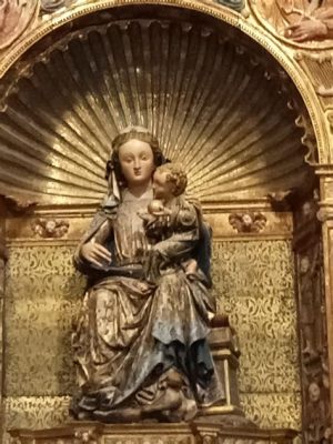  La Virgen y Niño en Majestad de Gislebertus: Un Tesoro Gótico de Devoción Inquebrantable