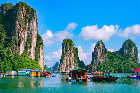 Paisaje de la Bahía de Hạ Long Una evocación serenísima de la belleza natural vietnamita y un homenaje magistral a la armonía del paisaje